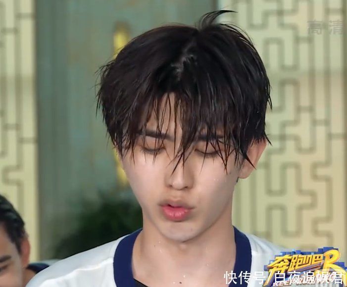 天花板|蔡徐坤在《跑男》中下水,脱妆之后素颜引热议,简直是内娱天花板