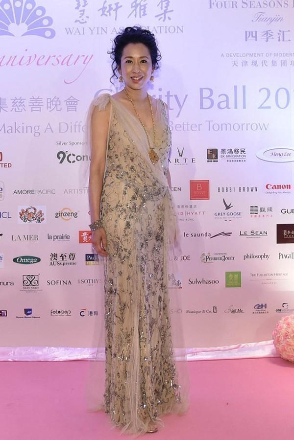 朱玲玲颜值高气质更高，穿无袖上衣搭配九分裤漂亮大气，身材傲人