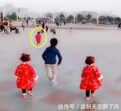 三胞胎|哥哥照顾三胞胎妹妹，妈妈看到很暖心，哥哥当得有模有样