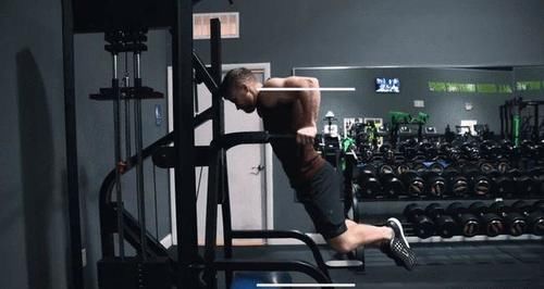 技巧|这样练双杠,胸想不大都难!详细分析动作,让你全面了解训练技巧