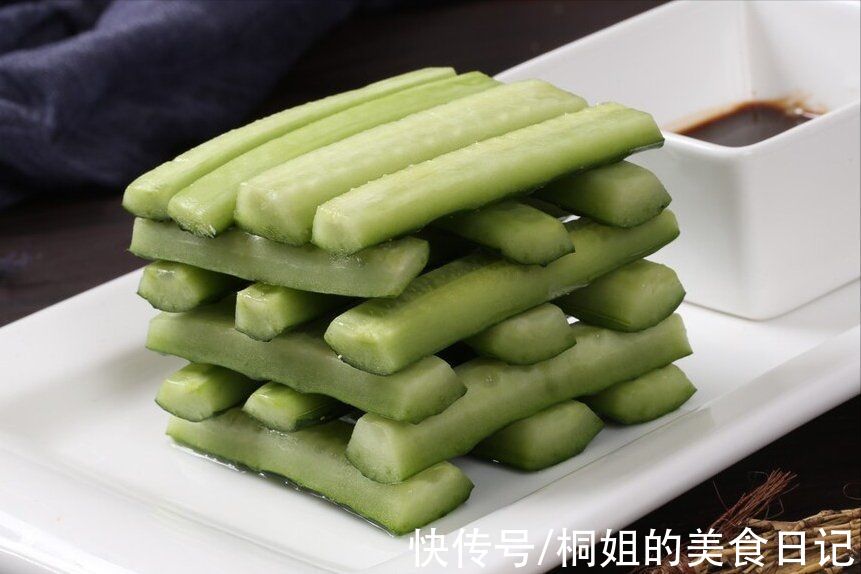 腌黄瓜，切忌放上调料直接拌，多加2步，黄瓜更入味，又香又爽脆