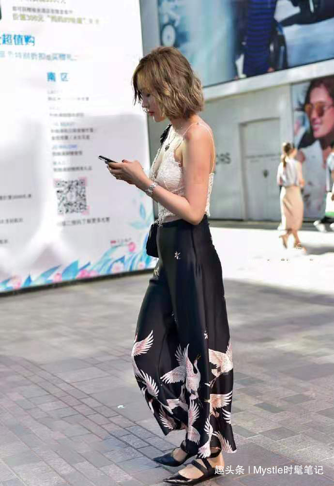 吊带 这样的穿搭特别显气质,蕾丝吊带背心+阔腿裤,有一种复古的感觉