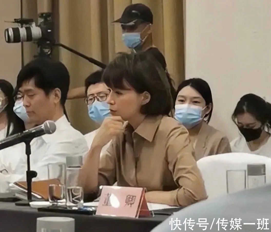 疲態|董卿罕見現身，短發干練，面容稍有疲態，《朗讀者》第三季要來了