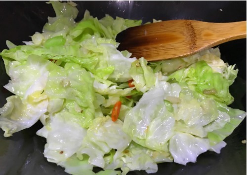 包心菜不用干锅,饭店大厨教你这样炒更好吃,一盘就能下3碗饭!