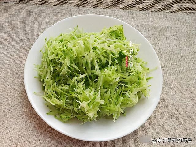 近期，这蔬菜我家经常买，擦丝团成丸子蒸一蒸，两口一个好鲜美