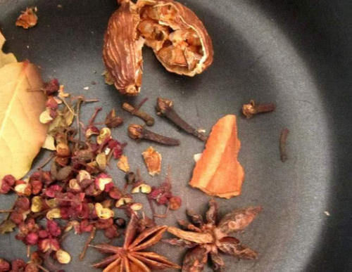  炸辣椒油时，先别急浇热油，多加此步，或许辣油鲜亮味道香！