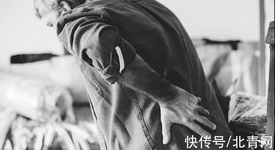 肾绞痛|肾结石究竟是如何形成的？医生劝告：4个诱因及时避开，切莫贪嘴多吃