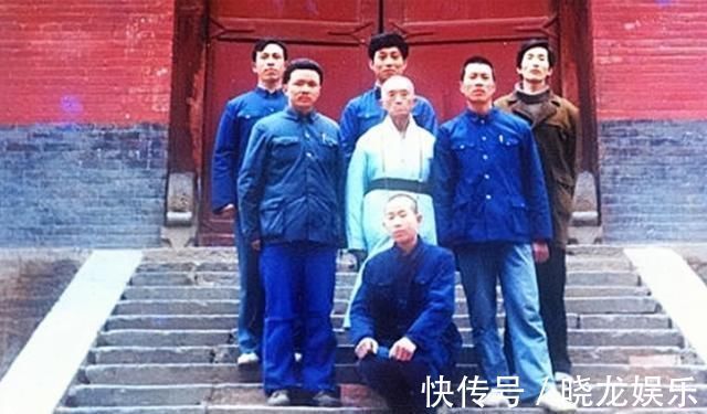 海灯法师&海灯法师77岁凭借二指禅倒立走红,圆寂多年后,徒弟说出事情真相