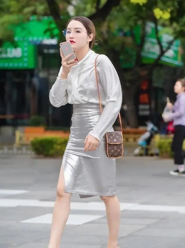 轻盈飘逸的连衣裙装扮展现绝佳的气质, 可爱有气质