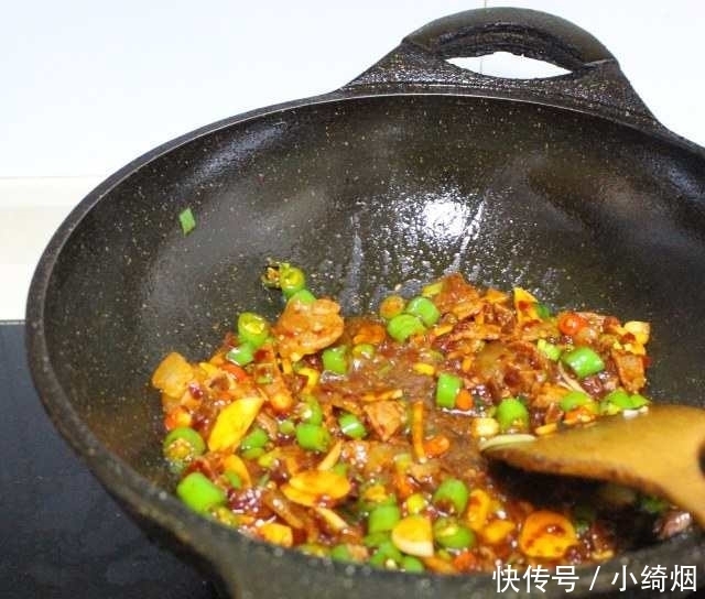 干锅土豆片,香辣过瘾,做法简单,好吃到放不下筷子