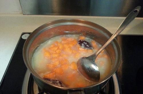 脾胃|胡萝卜和此物一起煮粥吃,脾胃养好了,视力变好了,也不失眠了