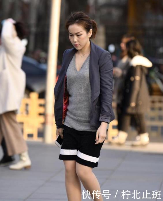 貌若天仙的美女,一件碎花连衣裙外搭白色开衫,唯美气质