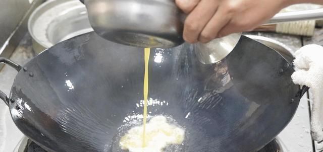 土豆丝里打2鸡蛋,没想到这么好吃,我家隔天就想吃,出锅被抢光