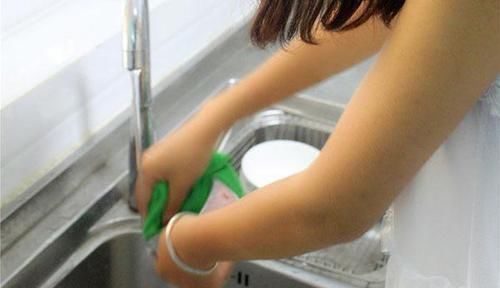 坏处|洗碗时,需注意什么错误洗碗坏处大,什么错不能犯