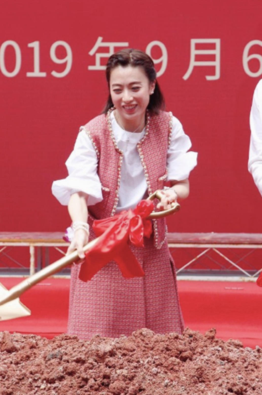 甘比|甘比这次穿对了，身穿一袭黑白色蕾丝拼接连衣裙亮相，优雅又大气