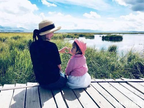 老同学|老同学聚会,早生孩子的和晚生孩子的区别是大不相同的!