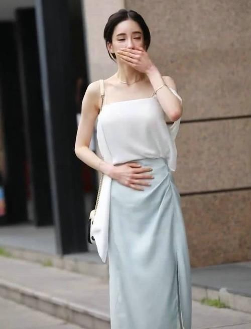 凉爽感|小姐姐穿搭“不正经”却成为了潮流，显得更加柔美和知性