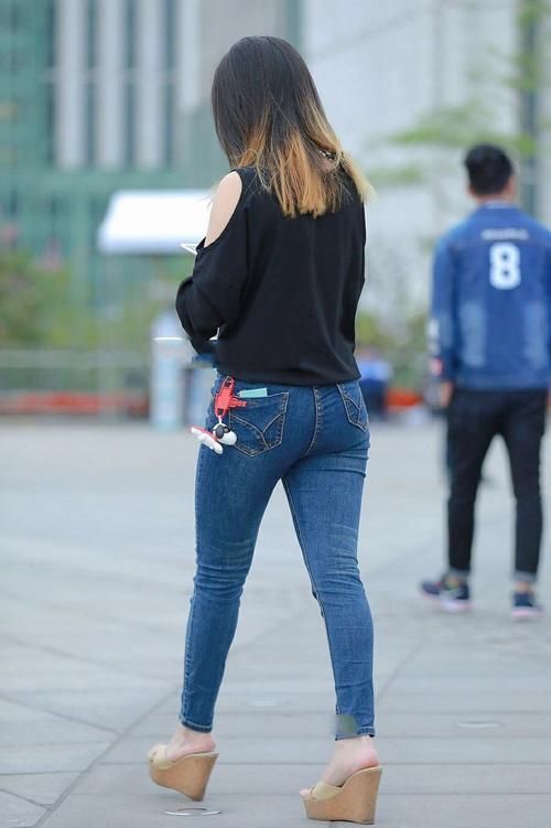 街拍：小姐姐逛街成焦点，一举一动都显高级感，不可拒绝地魅力