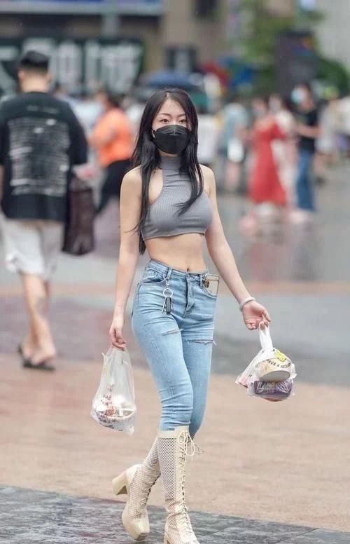 紧身牛仔裤 紧身牛仔裤,搭配网眼高筒靴,即显身材又有气质!