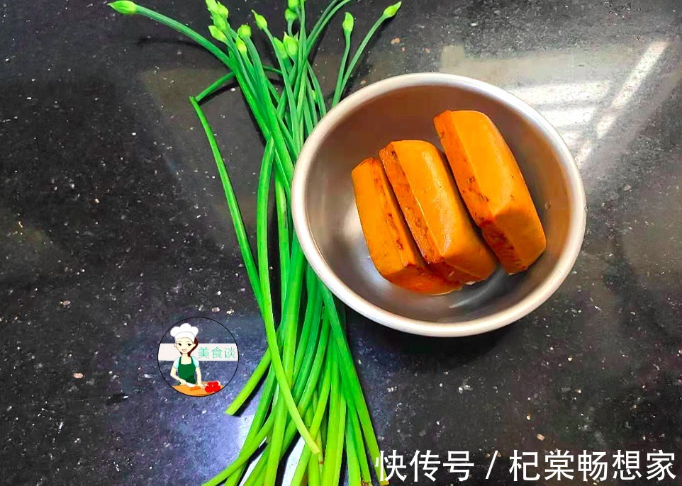 吃法|春天，此两样素菜一起炒，不放肉也很香，儿子爱吃，春天吃特营养