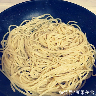 番茄牛肉|十分钟快手菜番茄牛肉意面，比外卖强