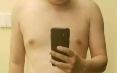 锻炼|男人如何练出大胸肌一组必练的动作,练出又窄又深的胸沟