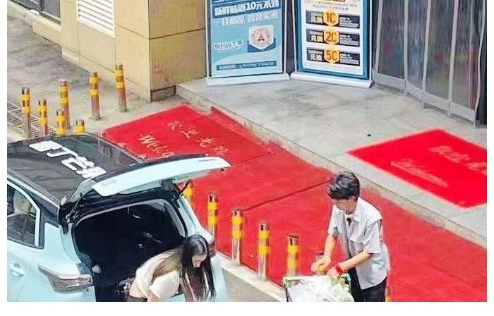 食指|《中餐廳》新路透，周也外出購物黑臉，丁真“豎食指”作何解釋？