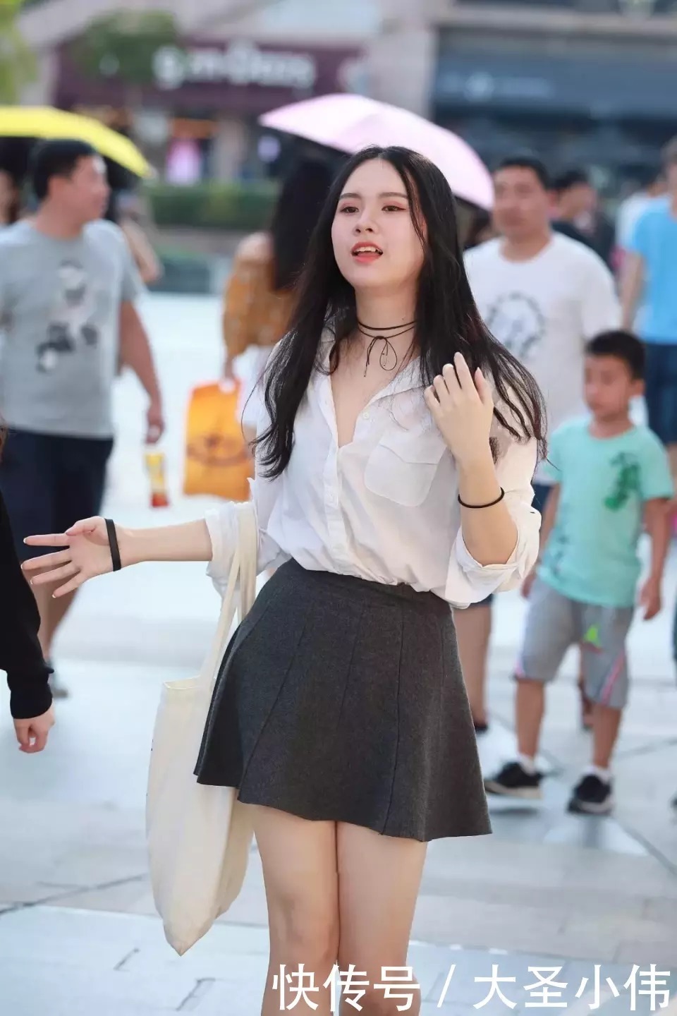 穿搭|美女街拍美女和闺蜜逛街，穿黑色短裙穿搭，少女感爆棚
