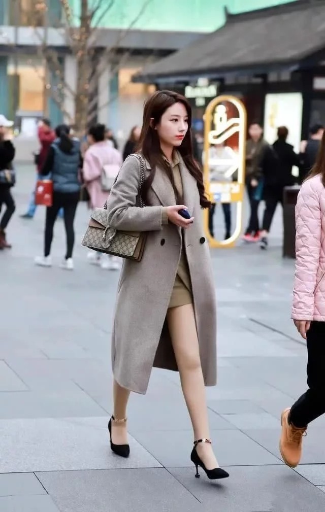 街拍:温柔可人的小美女,身穿吊带连衣裙,时尚清新靓丽