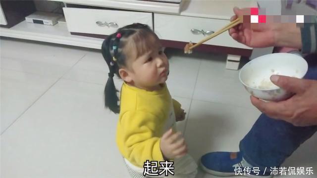 爸爸|小情人死活不吃饭,爸爸怒拎“扫帚”冲进屋,随后画风让人笑喷