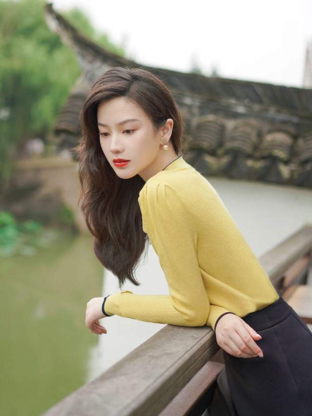 搭配|为什么今年的风衣,都宁愿配阔腿裤和白色衬衫?重点是真心好看