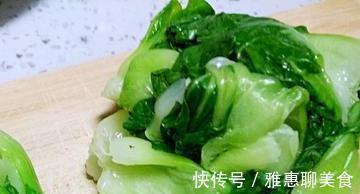 让青菜包子的绿色蔬菜变得绿色和新鲜,而且很香