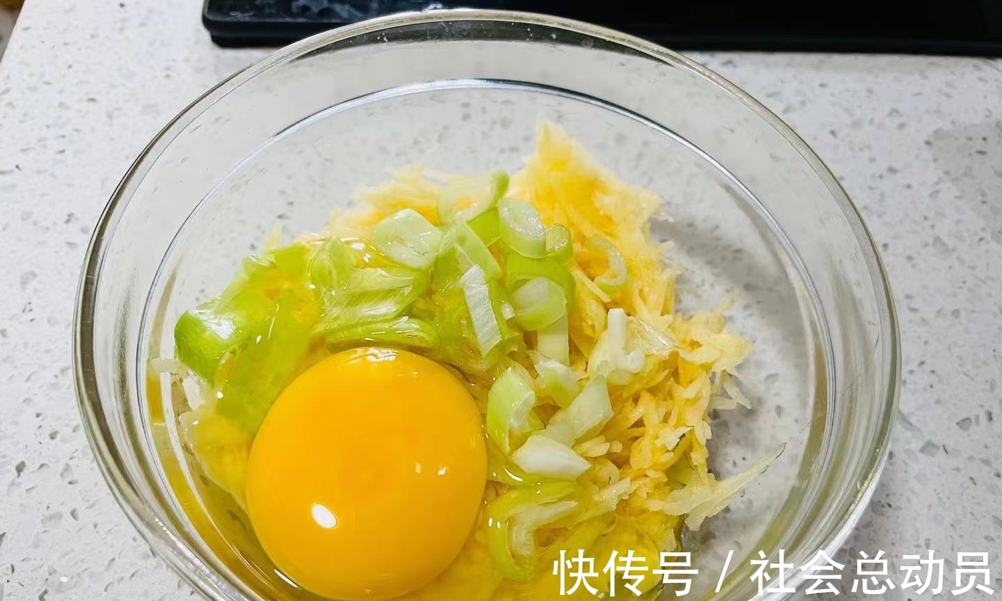 土豆丝饼|天热懒得做早餐，试试土豆这种吃法，只需简单2步，好吃还管饱