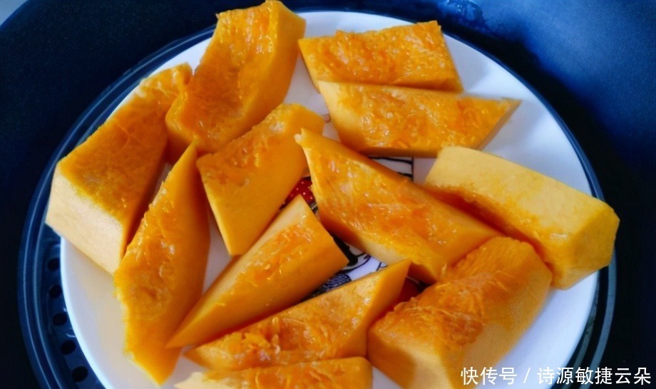 做南瓜饼，别只会加糯米粉，大厨牢记3个小技巧，南瓜饼更香软