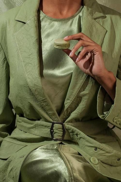 最难穿的绿色竟然2021最流行？原来穿对这么美,超级治愈！