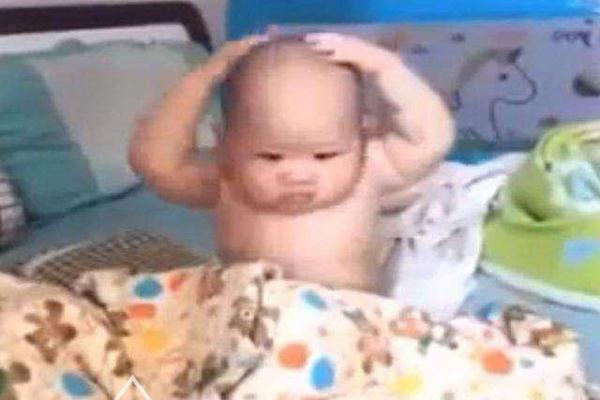 光头|妈妈趁宝宝睡着给宝宝剃了个光头,宝宝醒来后的行为,妈妈乐了