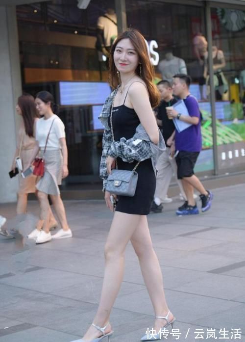 穿搭 玲珑的身材靠紧身裙来展现效果特别的好，显瘦修身还时尚