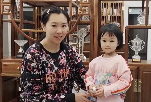 小姑娘|志向远大！国乒冠军李晓霞晒与女儿互动视频，爱女表示要向她看齐