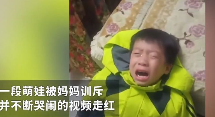 尿养|萌娃被妈妈“屎尿养大”气哭,一脸崩溃笑翻网友:理解能力太强了