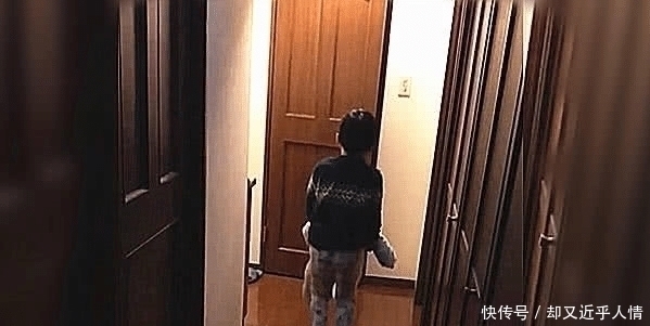 哥哥|哥哥夜里不敢上厕所,于是抱来了9个月的妹妹,随后发生的事尴尬又好笑