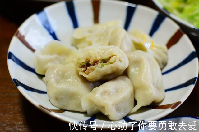 天气凉快起来,包点三鲜饺子当早餐,比每天啃面包舒服得多
