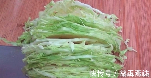 包菜最好吃的做法，加上两个鸡蛋，一吃就上瘾，比肉还美味！