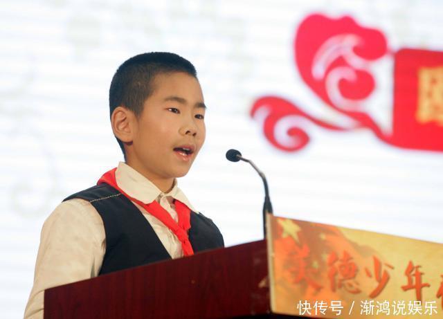 宝妈|两个孩子跌下楼梯,宝妈先拉住了自己的孩子,对方家长你真自私