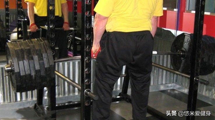 大重量|小哥拉起210KG杠铃后晕倒,做好这3个细节,避免大重量硬拉的风险