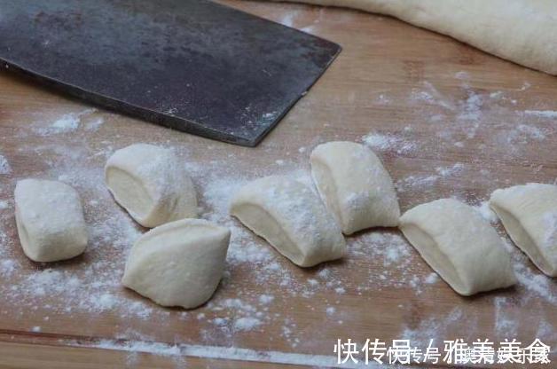 韭菜鸡蛋包包子试试这种小笼包,冷了也不会发硬