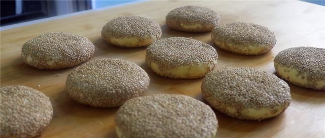 油炸糕|糯米粉这样做才好吃，外酥里软不粘牙，比油炸糕还简单