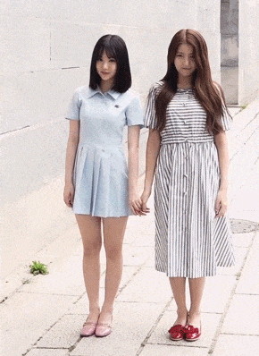 |搞笑GIF:后面的妹子,你怎么不用手推门,看着为你心疼!