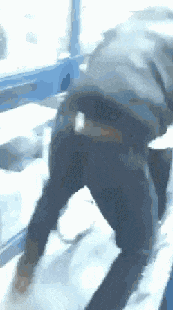 |搞笑GIF从来没有见过如此较真的一个大哥，非要弄得一样宽吗？