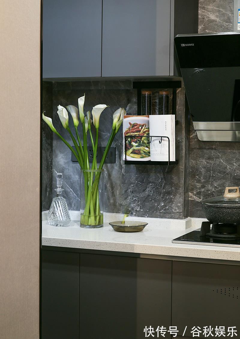 衣帽间|单身女青年的家,客厅选择超大电视机,让客厅瞬间变成影音室