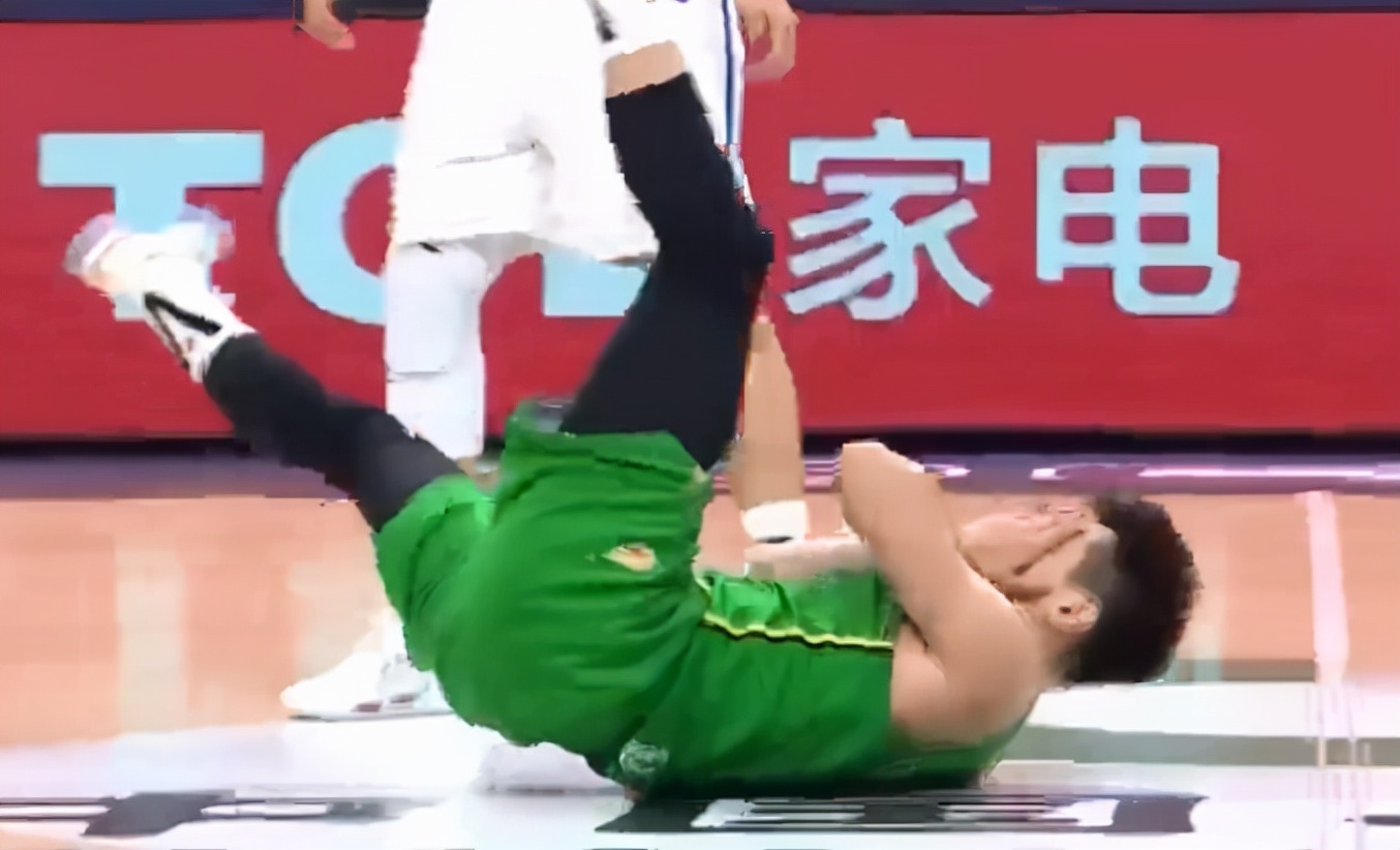 辽宁队|赵继伟脖子遭宁波球员肘击,却捂脸痛苦倒地,被网友嘲讽演技差评